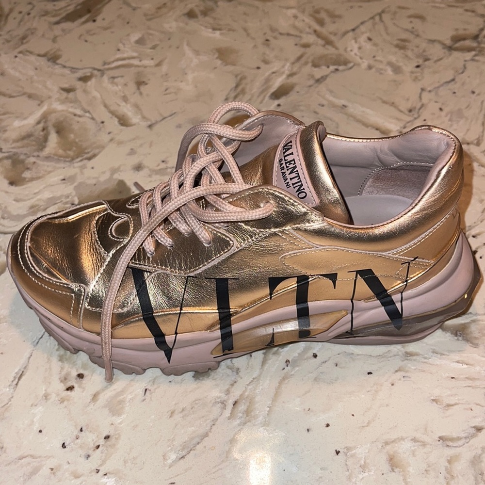 Gently pre-owned Valentino Sneakers. Only wore them twice and want a new pair!